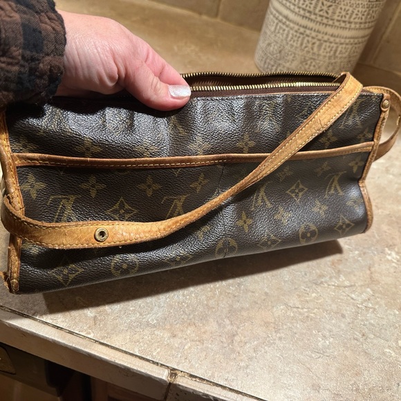 Louis Vuitton - Picture 3 of 9